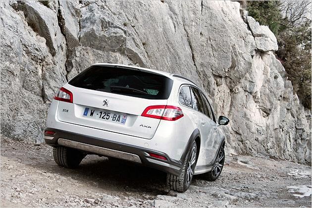 Ein Offroader ist der RXH trotz seiner Optik nicht. Immerhin wird die Hinterachse mit 27 PS angetrieben