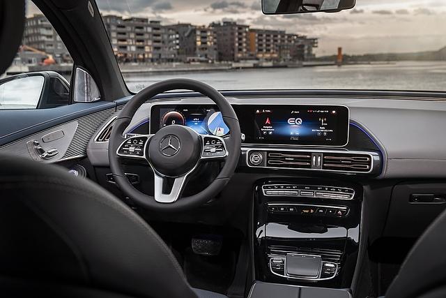 Das Cockpit mit den zwei großen Bildschirmen unterscheidet sich kaum von dem, der anderen Mercedes-Modelle