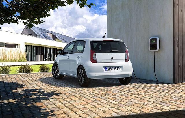 Dank seiner 36,9-kWh-Batterie soll der kleine Tschechen-Stromer mit einer Batterieladung 265 Kilometer weit kommen