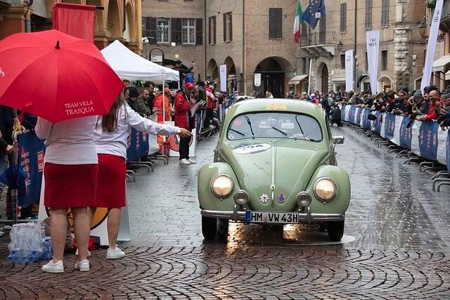 Neben den Prüfungen machen die zahlreichen Ortsdurchfahrten den großen Reiz der Mille Miglia aus