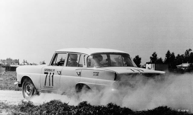 Der W111 bei der Langstrecken-Rallye in Südamerika