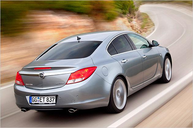 Mit dem neuen Doppelturbodiesel sprintet der Insignia laut Werk in 8,7 Sekunden von null auf 100 km/h