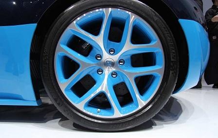 Zweifarbige Felgen sind ein Trend. Hier paart sich die Wagenfarbe mit Silber