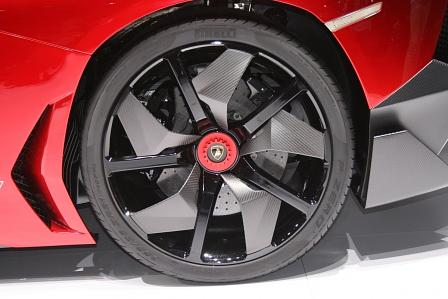 Scharfkantiges Propeller-Design mit Karbon - diese Felge kann eigentlich nur zu einem Auto gehören