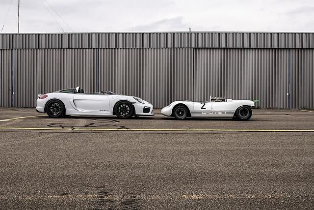 Der Porsche 909 Bergspyder (rechts) und Porsche 981 Bergsypder