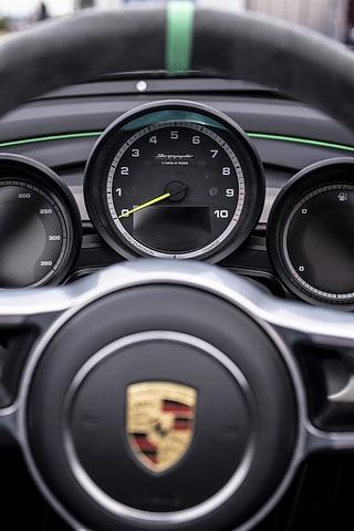 Das Cockpit ist dem des Porsche 918 Spyder nachempfunden
