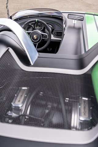 Die Motorhaube des Porsche 981 Bergsypder gewährt einen Blick auf den Sechszylinder Boxermotor
