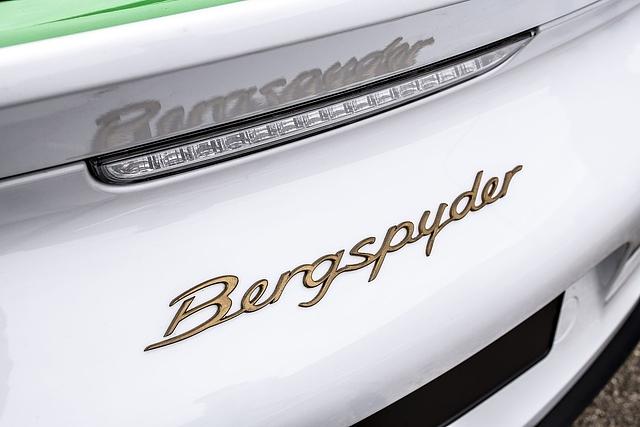 Der Porsche 981 Bergsypder braucht knapp mehr als vier Sekunden von null auf 100 km/h