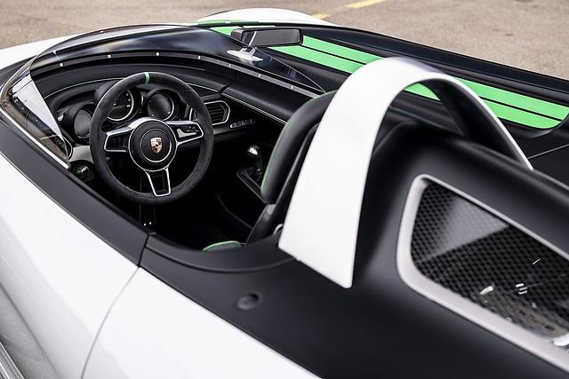 Im Cockpit ist nur für eine Person Platz