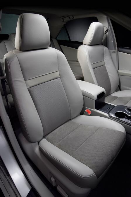 Die Sitze des Toyota Camry Hybrid bieten wenig Seitenhalt