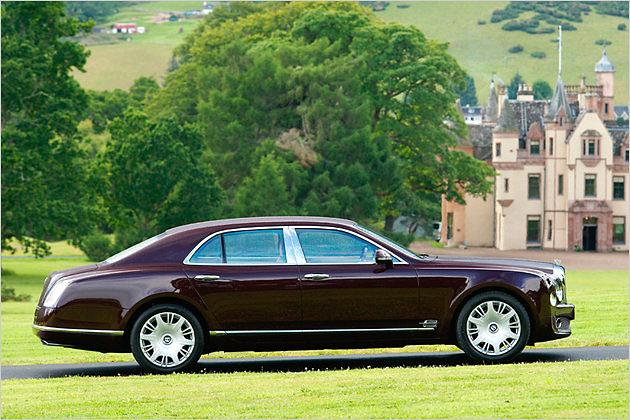 Da gehört er hin: Der Bentley Mulsanne passt gut zu Schloss-Auffahrten