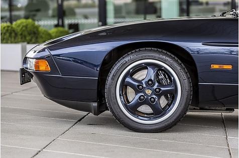 Beim Porsche 928 GTS ist der Motor vorne und das Getriebe hinten (Transaxle-Prinzip)
