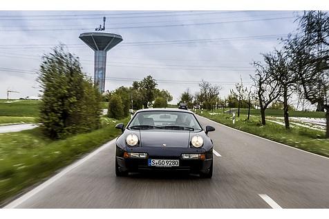 350 PS und ein mächtiges Drehmoment von 500 Newtonmetern machen den Porsche 928 GTS auch heute noch zum gefürchteten Landstraßen-Raubtier