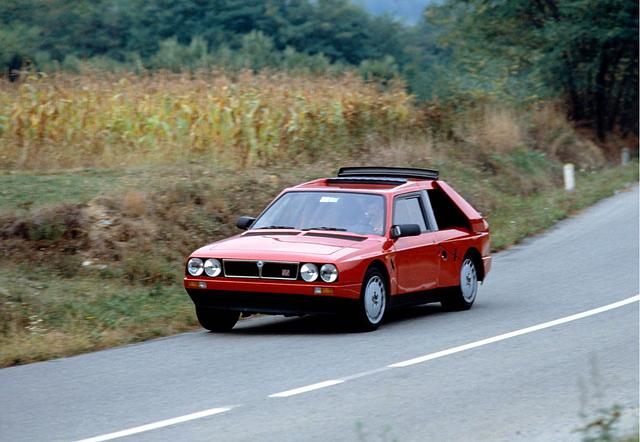 1985 legte Lancia den Mittelmotor-Stürmer Delta S4 mit 184 kW/250 PS als Straßenversion der Gruppe-B-Rallyeautos auf