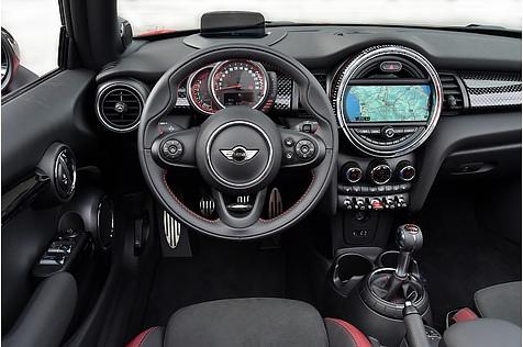 Das Cockpit des Mini John Cooper Works Cabrio
