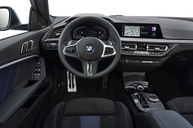 Innen orientiert sich das Gran Coupé am Fünftürer