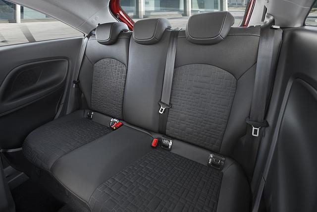 Auch im Fond bietet der Corsa E genügend Platz für Fahrgäste. Etwas enger ist die Rückbank des Dreitürers