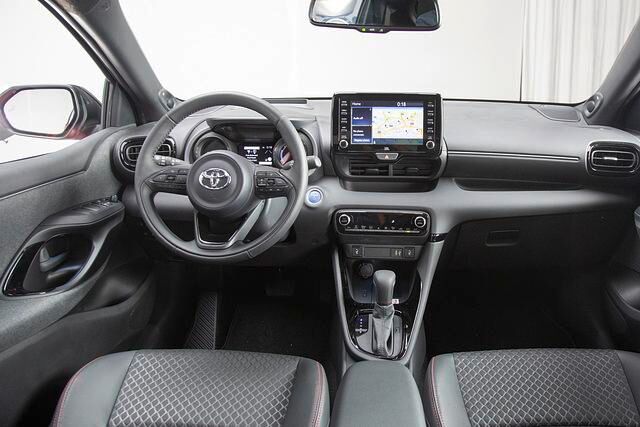 Die Neuauflage des Yaris bietet ein aufgeräumtes Cockpit mit wenig Schaltern und Knöpfen