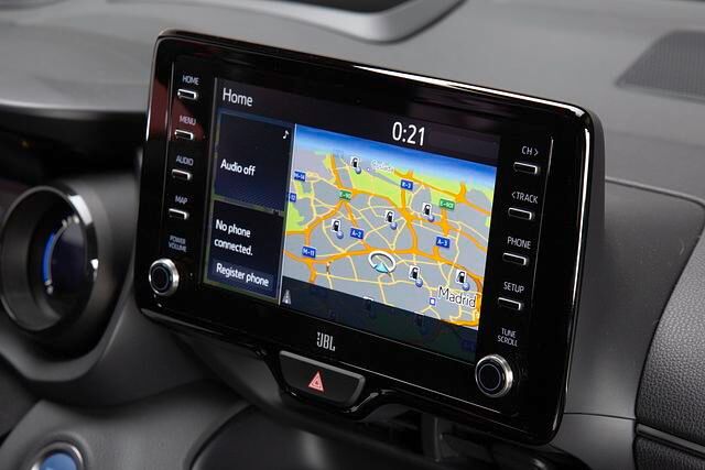 Zentral im Armaturenbrett bietet der Kleinwagen künftig ein großes Farbdisplay für das Infotainmentsystem