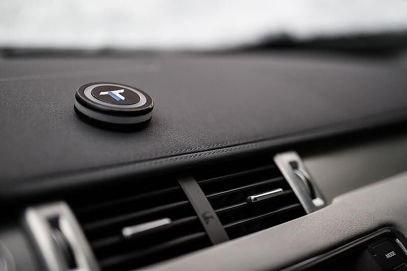 Er ist per Bluetooth mit dem Smartphone verbunden.