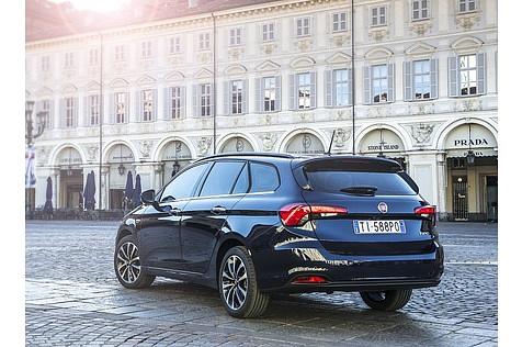 Die Heckleuchten erinnert an den Toyota Auris Touring Sports