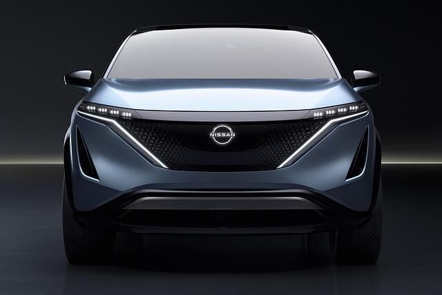 Schmale LED-Leuchten prägen die Front des Nissan Ariya