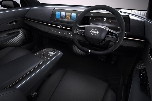 Das Cockpit des Nissan Ariya verzichtet weitgehend auf physische Knöpfe und Schalter