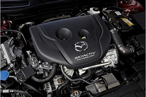 Der 1.5-Liter-Dieselmotor wiegt 50 Kilogramm weniger, als die größeren Skyactiv-Aggregate