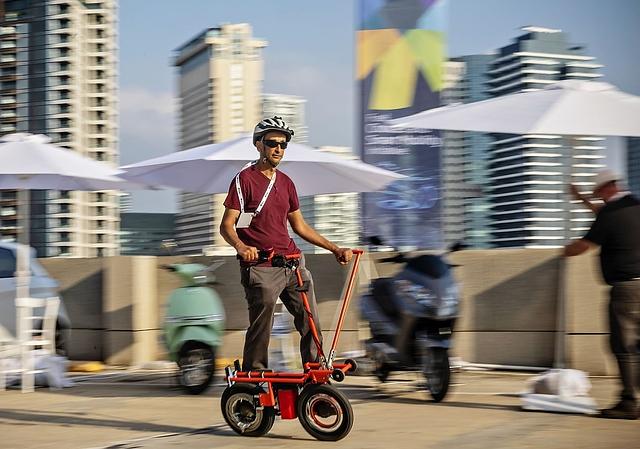 Dieser E-Scooter soll die Gelenke und den Rücken entlasten