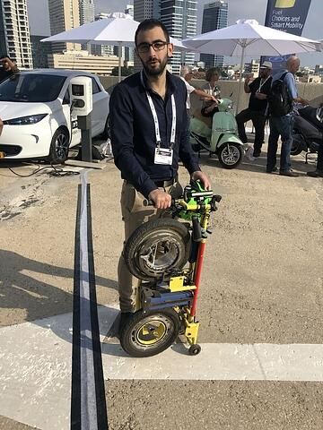 Naveh Spector mit seinem E-Roller