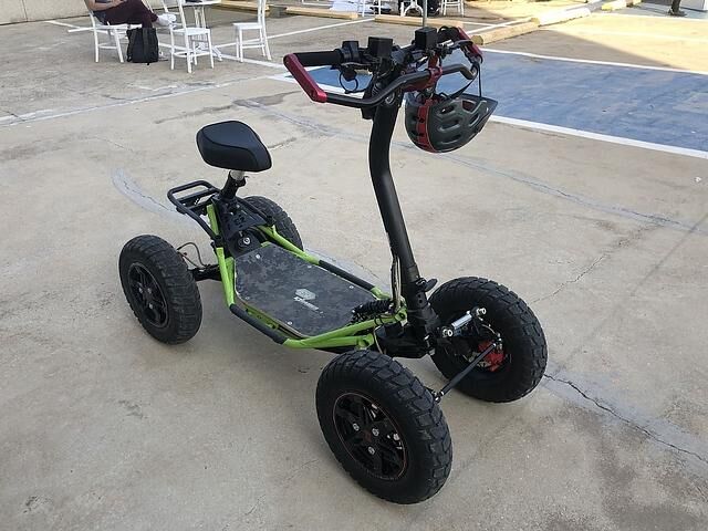 Der EZ Raider ist ein Elektro-Roller, mit dem man auch im Gelände unterwegs sein kann