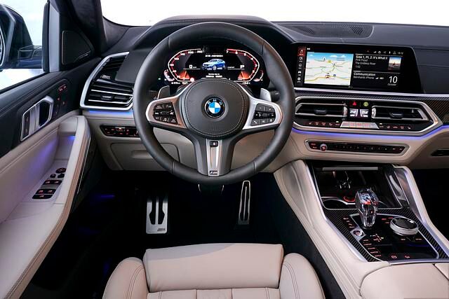 Das virtuelle Cockpit mit seiner auf Wunsch eigenwilligen Tempoanzeige, das gestochen scharfe Head-Up-Display, das wichtige Infos in die Frontscheibe spiegelt oder der mittige Zentralmonitor – so...