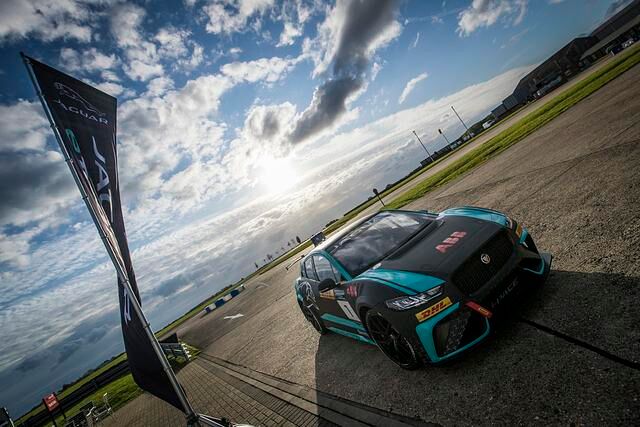 Auch wenn die Abteilung SVO bei Jaguar immerhin acht Zentner Gewicht aus dem Auto geholt hat, wiegt der iPace auch in der Trophy-Version noch gute zwei Tonnen