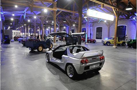 Rund 30 Autos stehen bereit in der Halle