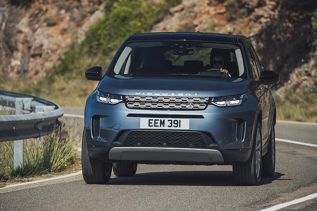 Der neue Land Rover Discovery Sport mit neuer Lichtsignatur vorne