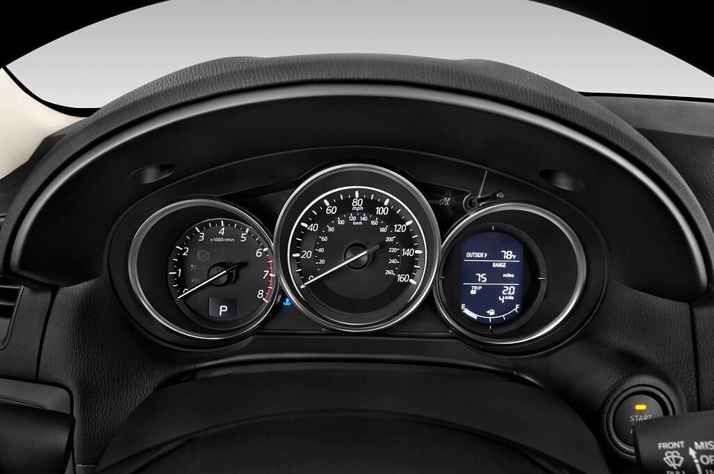 Mazda CX-5 (Baujahr 2015) Exclusive-Line 5 Türen Tacho und Fahrerinstrumente