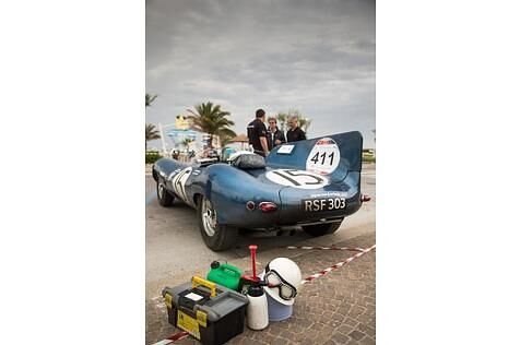 Mille Miglia - jeden Morgen wird vor dem Start gearbeitet