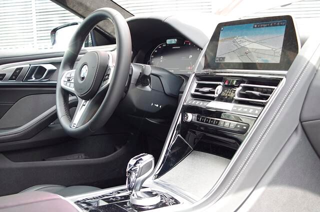 Edel und sehr modern: Das mit Displayfläche reich gesegnete Cockpit des neue BMW 8er