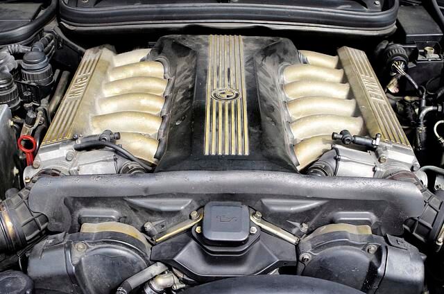 Deutliche Unterschiede gibt es indes bei der Leistung. Während der Zwölfzylinder im 850 CI 240 kW/326 PS entfesselt ....