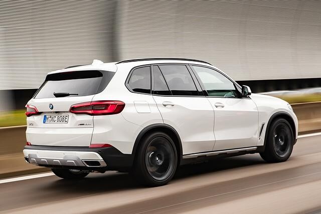 Rund 2,5 Tonnen bringt der fast fünf Meter lange Plug-in-Hybrid auf die Waage