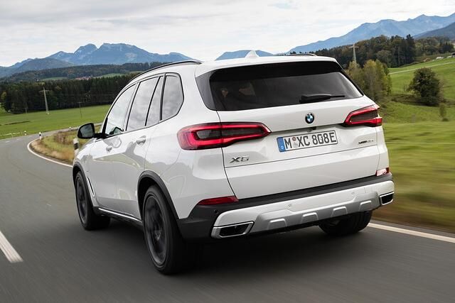 Der X5 xDrive45e kann nicht nur emissionsfrei, sondern auch schnell: Der Sprint aus dem Stand auf 100 km/h dauert 5,6 Sekunden