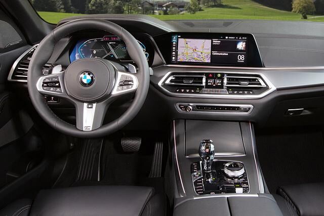 Modern eingerichtet: Die Kommandozentrale des BMW X5 xDrive45e 