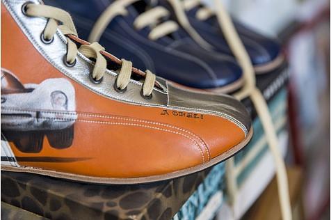 Die Schuhe sind maßgeschneidert