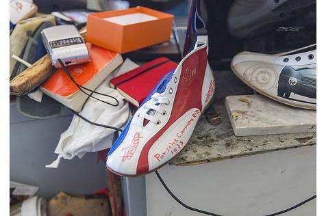 Auch heute mit 80 Jahren fertigt Ciccio noch seine Rennfahrer-Schuhe