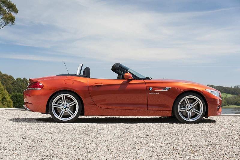 Der Roadster fährt auf neuen 17- bzw. 18 Zöllern.