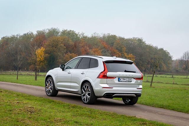 Der Hochbeiner mit den zwei Herzen kombiniert einen Zweiter-Vierzylinder-Benziner mit 223 kW/303 PS mit einem 65 kW/87 PS starken Elektromotor