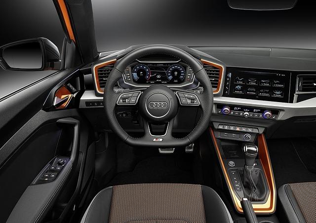 Der 10,1 Zoll große Infotainment-Touchscreen ist gut eingepasst