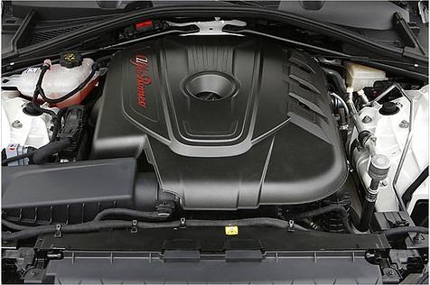Der 2,2-Liter-Diesel ist kein Leisetreter, schiebt aber gut an. Die Automatik-Version hat mit 450 Newtonmeter 70 mehr als die Schalt-Variante