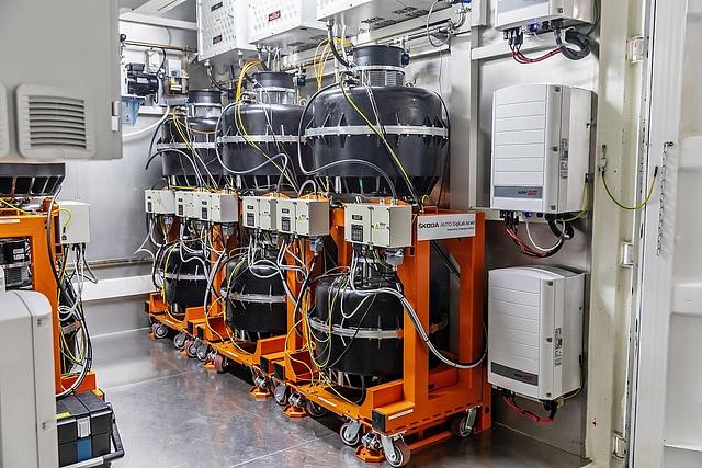 In diesen schwarzen Metallzylinder arbeiten die Chakratec-Schwungräder
