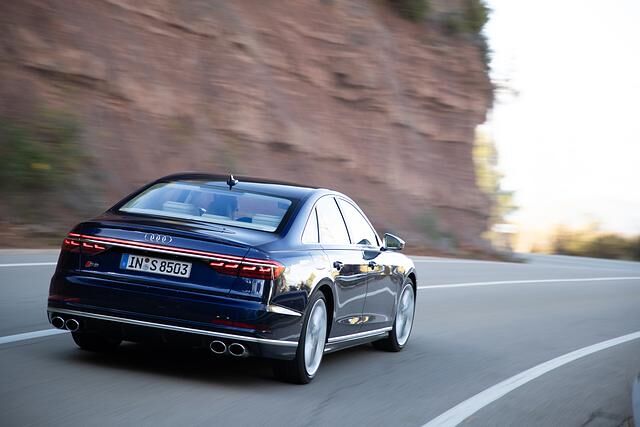 Für den Spaß sorgt im Audi S8 in erster Linie der Motor: ein vier Liter großer, doppelt aufgeladener Achtzylinder